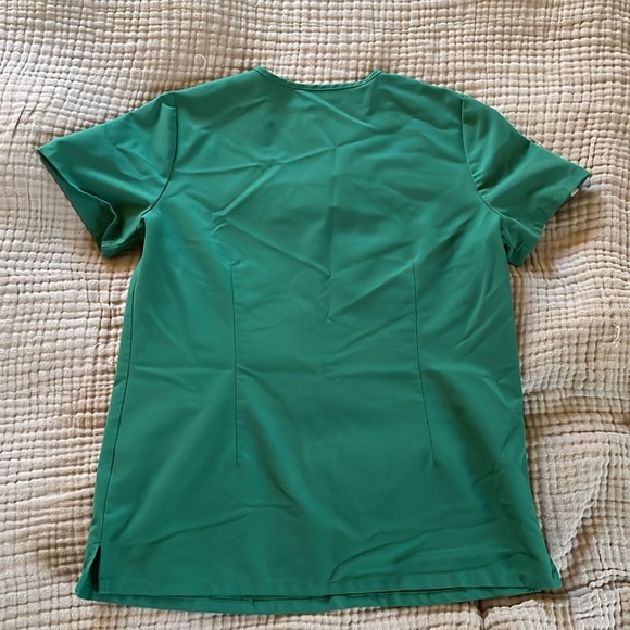 Figs: Casma 3 pocket scrub top in hunter green - Picture 2 of 2